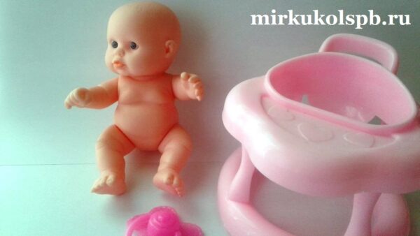 кукла пупс младенец за розовым столом